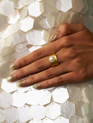 Reeva Pearly Gold Band Ring