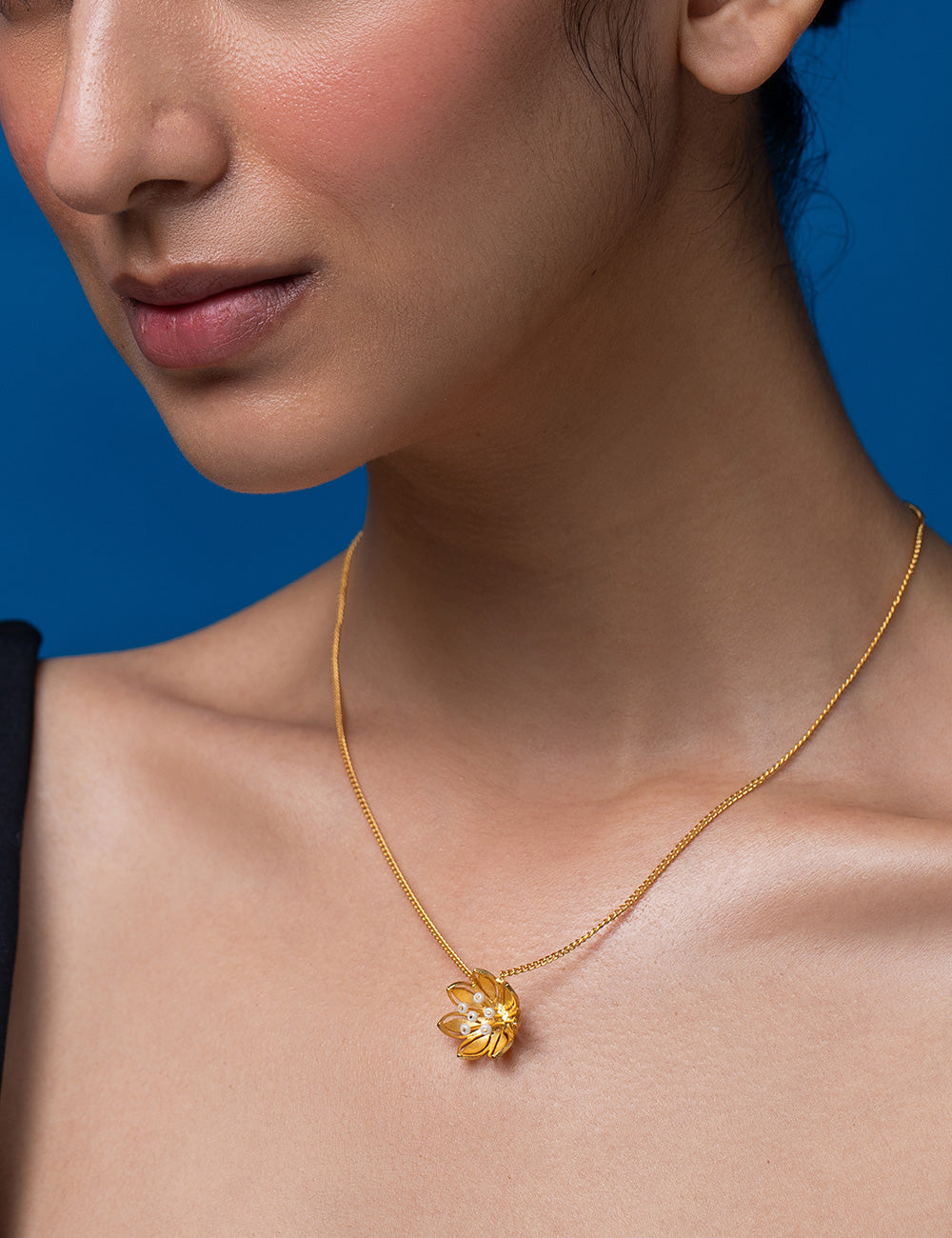 Pearly Golden Flower Pendant Necklace