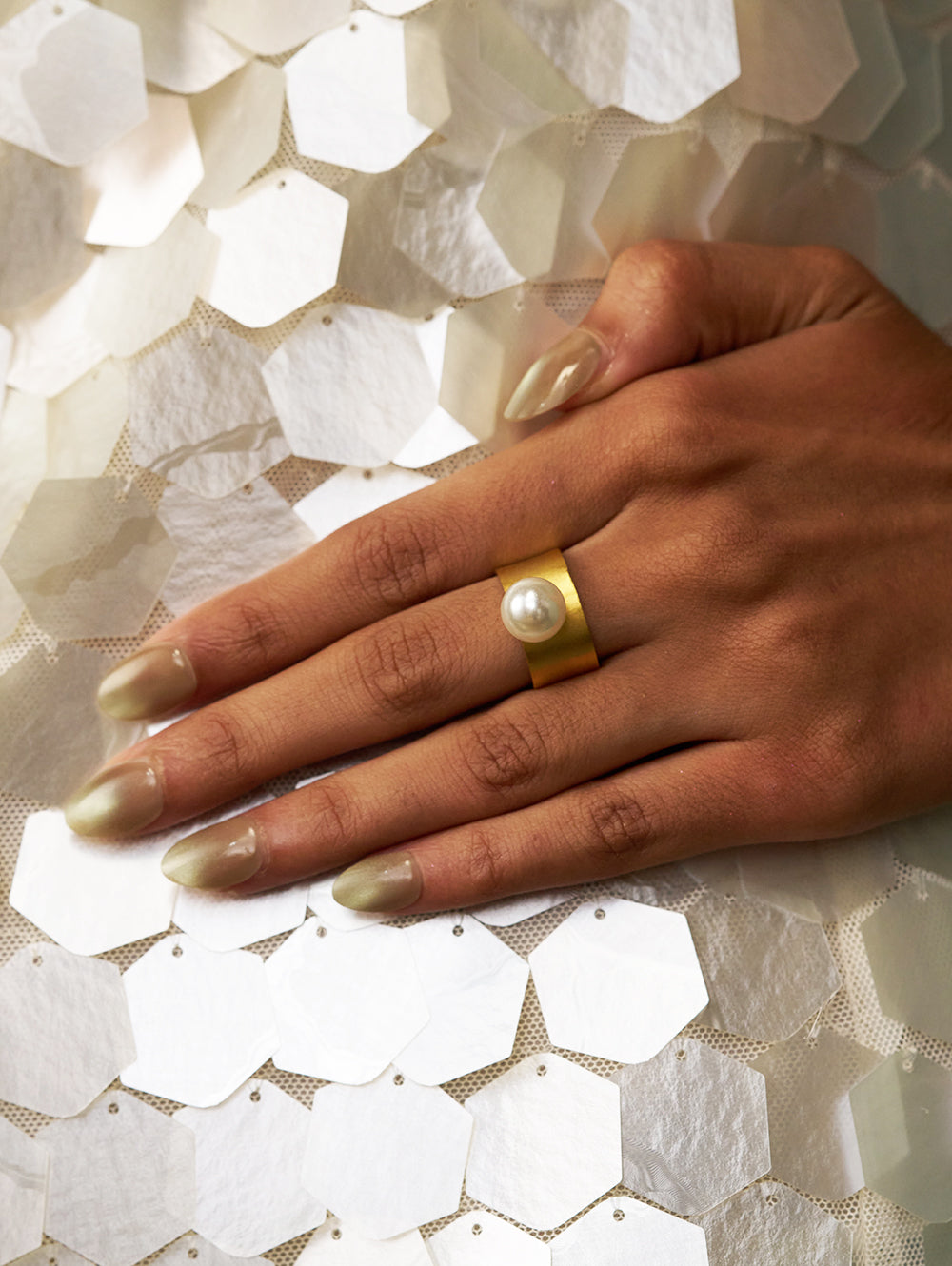 Reeva Pearly Gold Band Ring